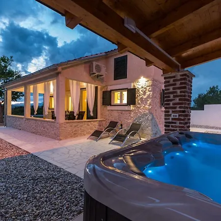 Tatil Evi Figurica *