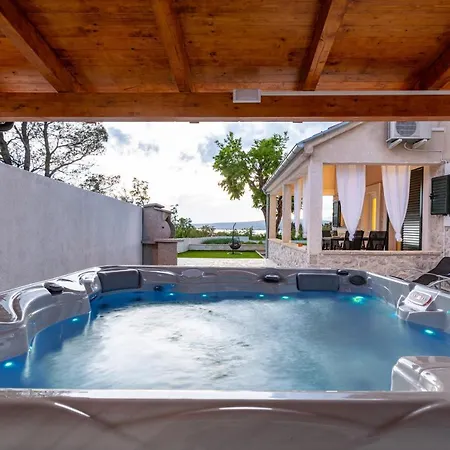 Tatil Evi Figurica *