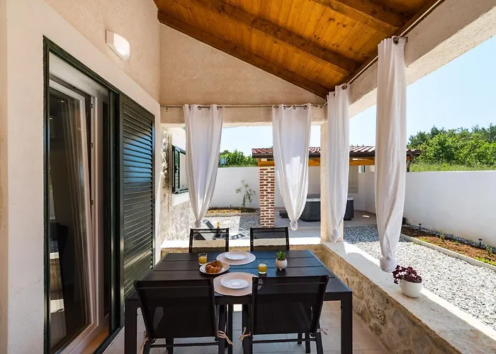 Figurica Vikendica Novigrad (Dalmatia)