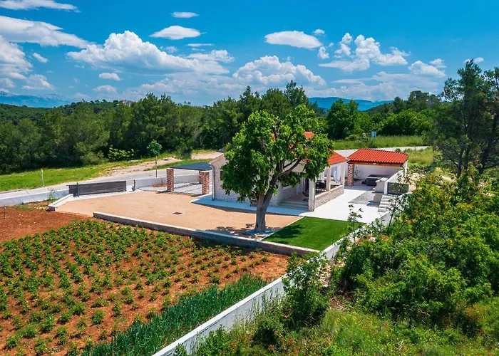 Figurica Vikendica Novigrad (Dalmatia)